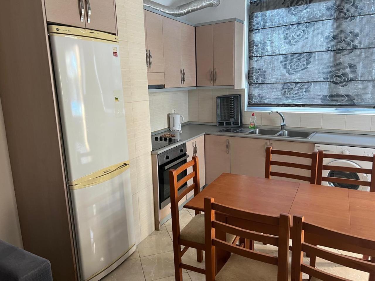 Tulipani Apartments Near Promenade Sarandë エクステリア 写真